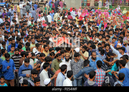 Srinagar, Kaschmir. 7. August 2015. Kashmiri Dorfbewohner tragen den Körper von Talib Ahmed Shah, vermuteten lokalen Rebellen Kommandant des Lashkar-eTaiba (LeT), zu seinem Begräbnis am Pulwama, 35 Kilometer (22 Meilen) südlich von Srinagar, Indien kontrollierten Kashmir.Shah in einem Feuergefecht gegen indische Sicherheitskräfte getötet wurde. Bildnachweis: Sofi Suhail/Alamy Live-Nachrichten Stockfoto