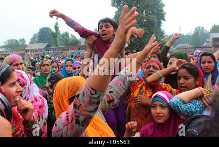 Srinagar, Kaschmir. 7. August 2015. Kashmiri Frauen trauern während der Beerdigung von Talib Shah, vermuteten lokalen Rebellen Kommandant des Lashkar-eTaiba (LeT), bei Pulwama, 35 Kilometer (22 Meilen) südlich von Srinagar, Indien kontrollierten. Shah, wurde getötet in einem Feuergefecht gegen indische Sicherheitskräfte Credit: Sofi Suhail/Alamy Live News Stockfoto