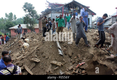 Srinagar, Kaschmir. 7. August 2015. August.Kashmiri Dorfbewohner schauen Sie sich die Website von einem Feuergefecht zwischen indischen Sicherheitskräften und mutmaßlichen Rebellen in Pulwama, 35 Kilometer (22 Meilen) südlich von Srinagar, Indien kontrollierten Kaschmir, Freitag, 7. August 2015. A vermutete lokalen Rebellen-Kommandant der Lashkar-e-Taiba (LeT), Talib Shah, wurde bei der Schießerei Credit getötet: Sofi Suhail/Alamy Live News Stockfoto