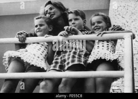 Bergman, Ingrid, 29.8.1915 - 29.8.1982, schwedische Schauspielerin, halbe Länge, mit ihren Kindern Isotta Ingrid, Roberto jr. Und Isella Rossellini, Villa Santa Marinella, Rom, September 1959, Stockfoto