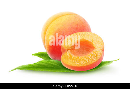 Geschnitten Sie Aprikosen auf weißem Hintergrund mit Beschneidungspfad auf Blatt Stockfoto