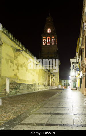 Die Mezquita Glockenturm in der Nacht in Cordoba und Córdoba, Spanien Stockfoto