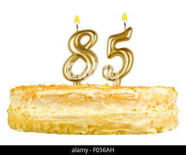 Geburtstagstorte mit Kerzen Nummer fünfundachtzig isoliert auf weißem Hintergrund Stockfoto