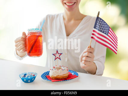 glückliche Frau amerikanischen Unabhängigkeitstag zu feiern Stockfoto