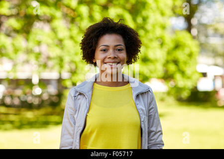 glücklich afroamerikanischen jungen Frau im Sommerpark Stockfoto