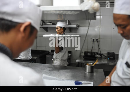 Jakarta, Indonesien. 7. August 2015. Ein Koch trägt ein Tablett mit chinesisches Essen in einem Restaurant in Jakarta, Indonesien, 7. August 2015. Köche hier machen ca. 114.000 Gerichte jeden Tag Kunden. © Veri Sanovri/Xinhua/Alamy Live-Nachrichten Stockfoto