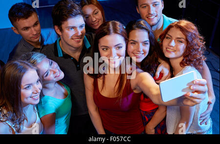 Freunde mit Smartphone unter Selfie im club Stockfoto