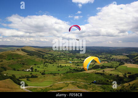 Peak District, Derbyshire, UK. 7. August 2015. Gleitschirme erheben sich über den Hope Valley in der Nähe von Castleton in der Peak District National Park während der jährlichen britischen Paragliding Cup – die größte Paragliding-Veranstaltung ihrer Art in Großbritannien. Konkurrenten nutzte der sonnigen Bedingungen und Ostwinden geschützten Tal in einem Versuch, ein 24 km Schaltkreis, erreichen Höhen von bis zu 4500 ft Credit: Matthew Taylor/Alamy Live News Stockfoto