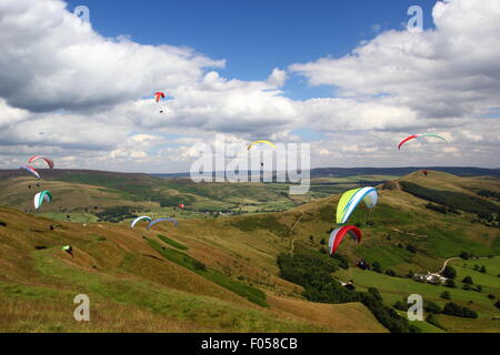 Peak District, Derbyshire, UK. 7. August 2015. Gleitschirme erheben sich über den Hope Valley in der Nähe von Castleton in der Peak District National Park während der jährlichen britischen Paragliding Cup – die größte Paragliding-Veranstaltung ihrer Art in Großbritannien. Konkurrenten nutzte der sonnigen Bedingungen und Ostwinden geschützten Tal in einem Versuch, ein 24 km Schaltkreis, erreichen Höhen von bis zu 4500 ft Credit: Matthew Taylor/Alamy Live News Stockfoto