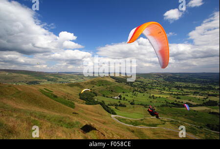 Peak District, Derbyshire, UK. 7. August 2015. Gleitschirme erheben sich über den Hope Valley in der Nähe von Castleton in der Peak District National Park während der jährlichen britischen Paragliding Cup – die größte Paragliding-Veranstaltung ihrer Art in Großbritannien. Konkurrenten nutzte der sonnigen Bedingungen und Ostwinden geschützten Tal in einem Versuch, ein 24 km Schaltkreis, erreichen Höhen von bis zu 4500 ft Credit: Matthew Taylor/Alamy Live News Stockfoto