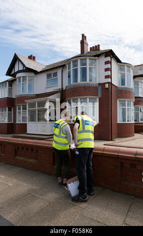 Blackpool, Freitag, 7. August 2015. United Utilities Problem eine Notfall-Direktive Warnung alle Einwohner von Blackpool, Preston, Chorley, Fylde, Wyre und South Ribble ihr Wasser vor dem Kochen bis auf weiteres wegen einer Infektion durch den Parasiten Cryptosporidium verwenden. Dies wirkt sich auf Wasser sie trinken, putzen Sie ihre Zähne mit und bereiten Essen mit. Aller Haushalte hatten eine Brief Hand geliefert werden, heute, Freitag, informiert sie über das Problem und die Maßnahmen, die sie zu Taketo ihre Gesundheit schützen müssen. Bildnachweis: Barrie Harwood/Alamy Live-Nachrichten Stockfoto