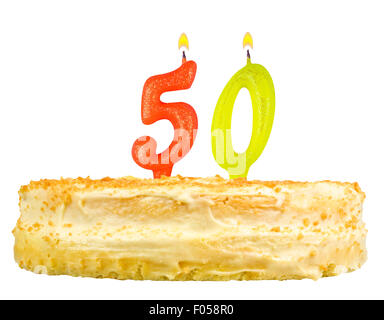Geburtstagstorte mit Kerzen Zahl fünfzig isoliert auf weißem Hintergrund Stockfoto