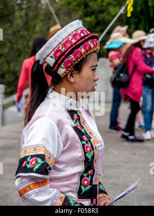 Eine Bai ethnische Minderheit junge Frau trägt einen Tracht auf dem Gelände drei Pagoden in Dali China Stockfoto