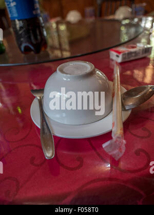 A Gedeck in einem chinesischen Restaurant in der Yunnan Provinz in der Nähe von Dali, ausgelegt für ein traditionelles chinesisches Essen. Stockfoto