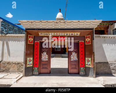 Traditionelle Eintritt in ein Bauernhaus im tibetischen Stil In der Provinz Yunnan China Stockfoto