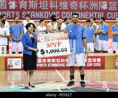 Qingyuan, chinesischen Provinz Guangdong. 7. August 2015. Neuseelands Corey Webster (R) erhält MVP-Auszeichnung bei der Preisverleihung der Stankovic Continental Cup 2015 in Qingyuan, Süd-China Guangdong Provinz, 7. August 2015. Neuseeland Mexiko 70-66 im Finale zu schlagen und beansprucht den Titel der Veranstaltung. Bildnachweis: Liang Xu/Xinhua/Alamy Live-Nachrichten Stockfoto