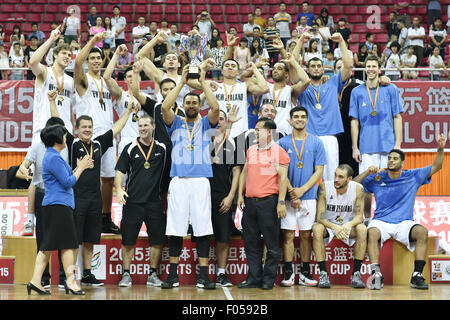 Qingyuan, chinesischen Provinz Guangdong. 7. August 2015. Spieler der New Zealand feiern während der Verleihung der Stankovic Continental Cup 2015 in Qingyuan, Süd-China Guangdong Provinz, 7. August 2015. Neuseeland Mexiko 70-66 im Finale zu schlagen und beansprucht den Titel der Veranstaltung. Bildnachweis: Liang Xu/Xinhua/Alamy Live-Nachrichten Stockfoto