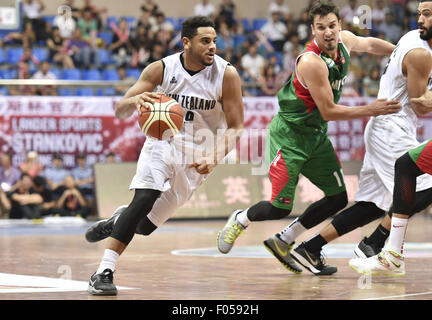 Qingyuan, chinesischen Provinz Guangdong. 7. August 2015. New Zealand Corey Webster (L) durchbricht im Finale gegen Mexiko Stankovic Continental Cup 2015 in Qingyuan, Süd-China Guangdong Provinz, 7. August 2015. Neuseeland Mexiko 70-66 im Finale zu schlagen und beansprucht den Titel der Veranstaltung. Bildnachweis: Liang Xu/Xinhua/Alamy Live-Nachrichten Stockfoto