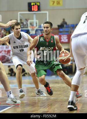 Qingyuan, chinesischen Provinz Guangdong. 7. August 2015. Mexikos Brody Manjarres (R) durchbricht während des Finales gegen Neuseeland Stankovic Continental Cup 2015 in Qingyuan, Süd-China Guangdong Provinz, 7. August 2015. Neuseeland Mexiko 70-66 im Finale zu schlagen und beansprucht den Titel der Veranstaltung. Bildnachweis: Liang Xu/Xinhua/Alamy Live-Nachrichten Stockfoto