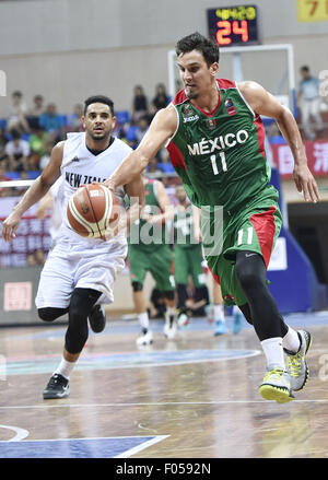 Qingyuan, chinesischen Provinz Guangdong. 7. August 2015. Mexikos Stephen Solares (R) durchbricht während des Finales gegen Neuseeland Stankovic Continental Cup 2015 in Qingyuan, Süd-China Guangdong Provinz, 7. August 2015. Neuseeland Mexiko 70-66 im Finale zu schlagen und beansprucht den Titel der Veranstaltung. Bildnachweis: Liang Xu/Xinhua/Alamy Live-Nachrichten Stockfoto