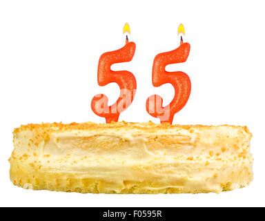 Geburtstagstorte mit Kerzen Nummer fünfundfünfzig isoliert auf weißem Hintergrund Stockfoto