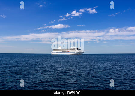 Das weiße Passagierschiff auf dem Mittelmeer Segeln Stockfoto