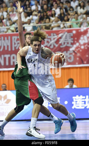 Qingyuan, chinesischen Provinz Guangdong. 7. August 2015. Neuseelands Isaac Fotu (R) durchbricht im Finale gegen Mexiko Stankovic Continental Cup 2015 in Qingyuan, Süd-China Guangdong Provinz, 7. August 2015. Neuseeland Mexiko 70-66 im Finale zu schlagen und beansprucht den Titel der Veranstaltung. Bildnachweis: Liang Xu/Xinhua/Alamy Live-Nachrichten Stockfoto