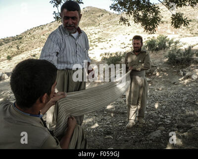 Arbil, Irak. 7. August 2015. PDKI Bewegung ist in der iranischen Grenze, die 1 Kilometer entfernt von der Iran-Truppen war und waren, dass die Peshmerga bleibt. Als der Iran offizielle Erklärung auf dem Fernseher sie reden, wie wirkt sich die Iran Armee im Head Office in Qandil Mount mit 5000 Soldaten und 100 Panzer Logistik von Piranshahr Grenze, die Spionage wurden, wann immer jemand die Grenze passieren werden getötet. Bildnachweis: Jawdat Ahmad/Pacific Press/Alamy Live-Nachrichten Stockfoto