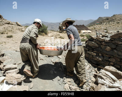 Arbil, Irak. 7. August 2015. PDKI Bewegung ist in der iranischen Grenze, die 1 Kilometer entfernt von der Iran-Truppen war und waren, dass die Peshmerga bleibt. Als der Iran offizielle Erklärung auf dem Fernseher sie reden, wie wirkt sich die Iran Armee im Head Office in Qandil Mount mit 5000 Soldaten und 100 Panzer Logistik von Piranshahr Grenze, die Spionage wurden, wann immer jemand die Grenze passieren werden getötet. Bildnachweis: Jawdat Ahmad/Pacific Press/Alamy Live-Nachrichten Stockfoto