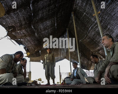 Arbil, Irak. 7. August 2015. PDKI Bewegung ist in der iranischen Grenze, die 1 Kilometer entfernt von der Iran-Truppen war und waren, dass die Peshmerga bleibt. Als der Iran offizielle Erklärung auf dem Fernseher sie reden, wie wirkt sich die Iran Armee im Head Office in Qandil Mount mit 5000 Soldaten und 100 Panzer Logistik von Piranshahr Grenze, die Spionage wurden, wann immer jemand die Grenze passieren werden getötet. Bildnachweis: Jawdat Ahmad/Pacific Press/Alamy Live-Nachrichten Stockfoto