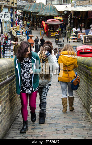 Moderne Atmosphäre in Camden Town, London. Zwei junge Mädchen alternative Kleidung zu tragen. Stockfoto