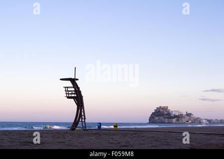 Atardecer En la Playa. Torre de Vigilancia y Castillo del Papa Luna al Fondo Stockfoto