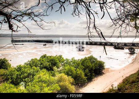 Der Pier im Hafen von Inhambane mit alten Booten Stockfoto