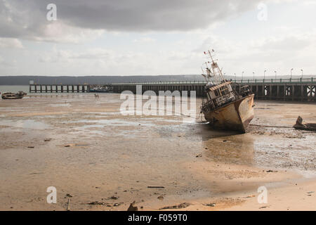 Der Pier im Hafen von Inhambane mit alten Booten Stockfoto