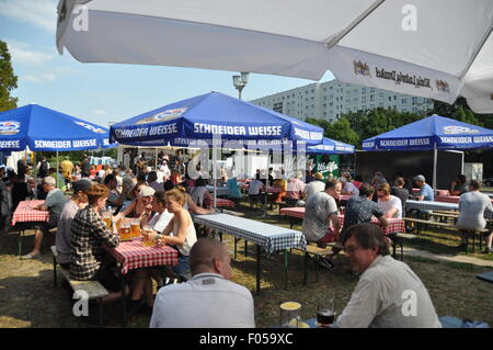 Berlin, Deutschland. 7. August 2015. Ca. 340 Brauereien aus 87 Ländern dienen etwa 2.400 verschiedene Arten von Bier in die 19. internationale Berliner Bierfestival - Biermeile in Berlin, Deutschland, am 7. August 2015. Bildnachweis: CTK/Alamy Live-Nachrichten Stockfoto