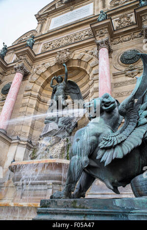 Saint-Michel-Wasser-Brunnen in Paris Stockfoto