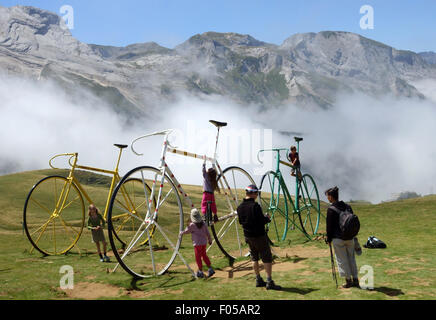 Giant Fahrrad Skulpturen am Col D'Aubisque auf der Strecke der Tour de France in den französischen Pyrenäen Stockfoto