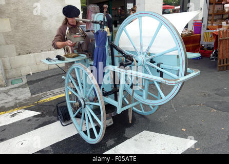 Traditionelle Messer Schleifmaschine außerhalb Markt in der kleinen Stadt von Nay in der Nähe von Pau, Frankreich Stockfoto