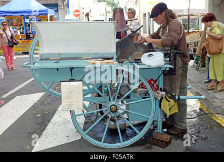 Traditionelle Messer Schleifmaschine außerhalb Markt in der kleinen Stadt von Nay in der Nähe von Pau, Frankreich Stockfoto