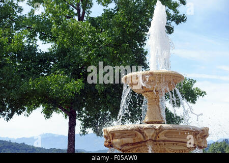 Brunnen außerhalb Schloss im Zentrum von Pau, Frankreich mit Pyrenäen im Abstand Stockfoto