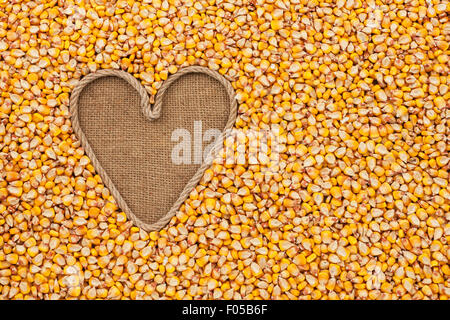Das symbolische Herz des Seils liegt auf Sackleinen und Mais, mit Platz für Ihren text Stockfoto