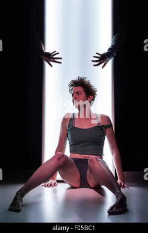 Edinburgh, UK, 7. August 2015. "Schlucken Sie" von Stef Smith, Traverse Theatre Company. Emily Watcher. Bildnachweis: Jeremy Abrahams / Alamy Live News Stockfoto