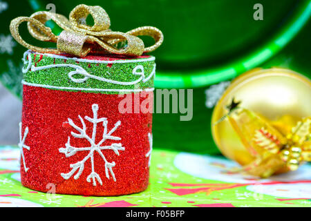 Baumschmuck in Form von Wraped Geschenk mit Schleife Stockfoto