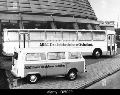 Verkehr / Transport, öffentlicher Verkehr, Bus, Schulbusse des ADAC, Rudi-Sedlmayr-Halle, München, 70er Jahre, Additional-Rights-Clearences-nicht vorhanden Stockfoto