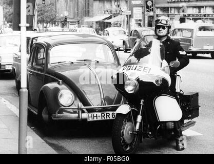 Polizei, Deutschland, Verkehrspolizei, Polizist auf dem Motorrad, Hamburg, 1970er Jahre, Zusatzrechte-Clearences-nicht vorhanden Stockfoto