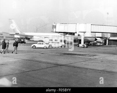 Transport / Transport, Luftfahrt, Flughafen, Deutschland, Frankfurt am Main (FRA), Rampe, jetway und Boeing 747 der Deutschen Lufthansa, 1971, Zusatzrechte-Abfertigung-nicht verfügbar Stockfoto