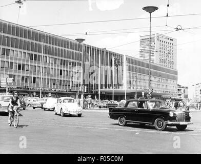 Geographie / Reisen, Deutschland, München, Verkehr / Transport, Bahn, Hauptbahnhof, Vorderseite am Bahnhofsplatz, Außenansicht, 1960er Jahre, Zusatzrechte-Abferenzungen-nicht vorhanden Stockfoto