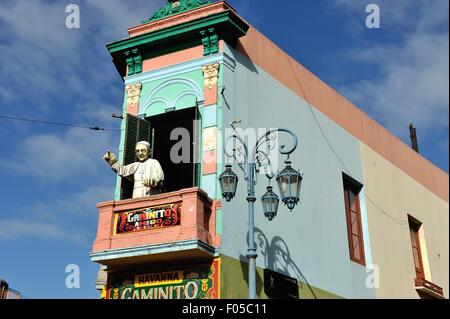 Der argentinischen Papst freut sich auf die bunte El Caminito Gebiet in Boca, Argentinien in Buenos Aires Stockfoto