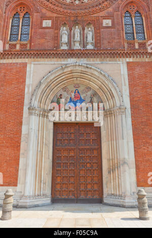 Eingangsportal der Kirche von San Marco in Mailand, Italien. Kirche ist St. Markus, Schutzpatron von Venedig gewidmet Stockfoto