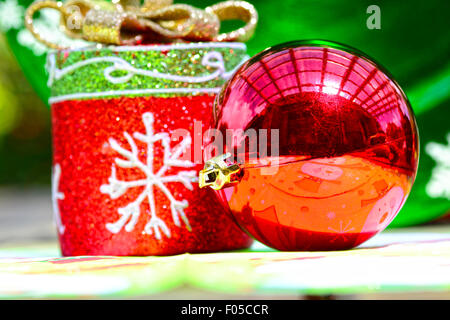 Rote Weihnachtskugel zusammen mit anderen Weihnachtsschmuck Stockfoto
